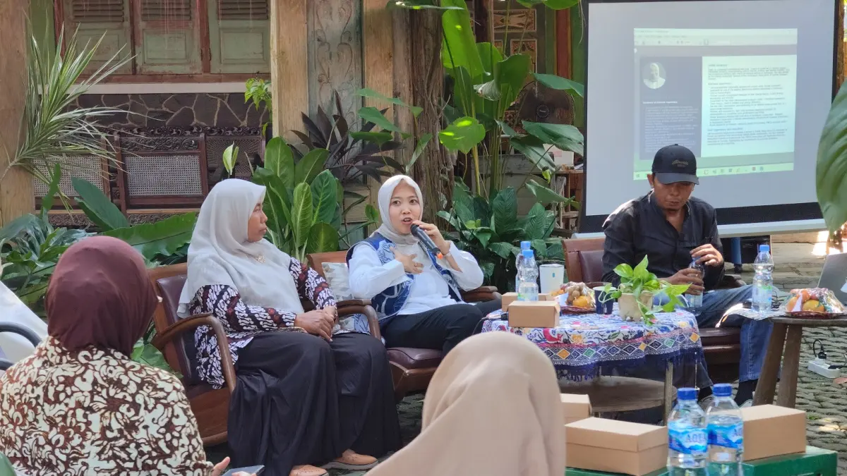 TRADISI MEMBATIK : Bunda Literasi Kabupaten Batang Faelasufa Faiz saat memberikan materi terkait Batik Rifaiyah. (RIYAN FADLI/JAWA POS METRO PEKALONGAN)