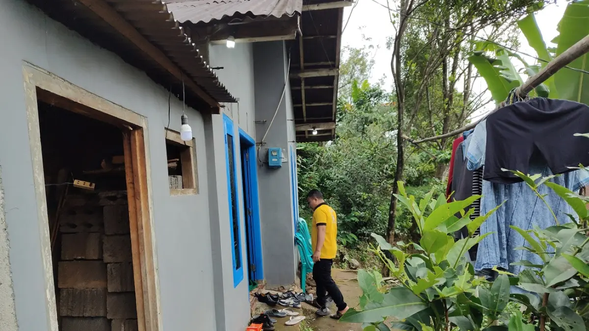 TURUT BERDUKA : Kepala Desa Ngroto, Siam Susanto, saat berada di rumah korban kasus Apartemen Benhil. (RIYAN FADLI/JAWA POS METRO PEKALONGAN)