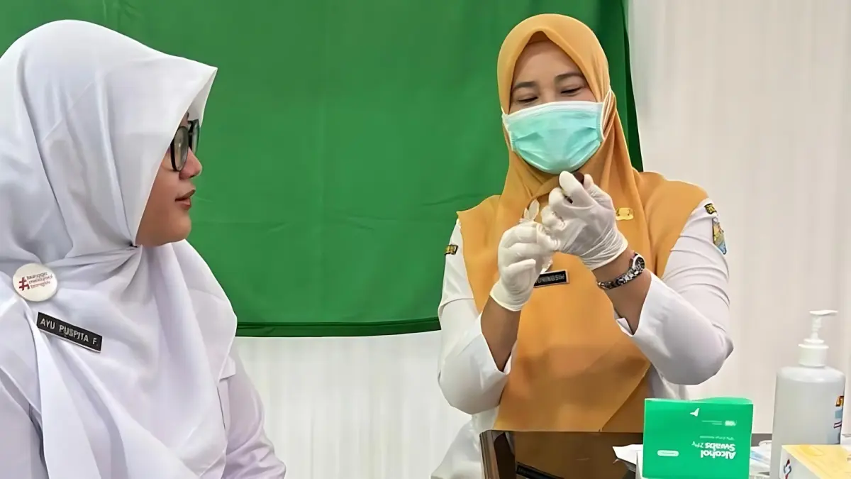 VAKSINASI :  Salah satu tenaga Kesehatan melakukan vaksin campak di RSUD Bendan beberapa waktu lalu. (DOK. RSUD BENDAN)