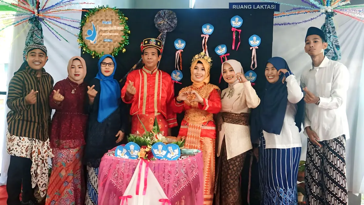 Lutfi Hanafi/Jawa Pos Metro Pekalongan
MERIAH - Disela-sela perayaan Hardiknas tim Dindik Kota Pekalongan berfoto dan potong tumpeng, untuk refleksi, pada Sabtu (2/5/2026).
