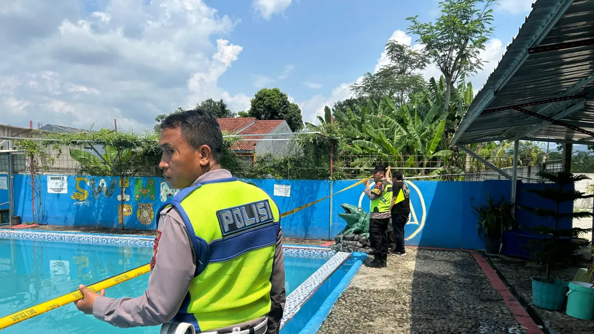 IST
OLAH TKP - Anggota Polres Pemalang saat olah TKP meninggalnya peserta pelatihan renang di Kolam Renang Lodaya, Desa Lodaya, Minggu (3/5/2026).