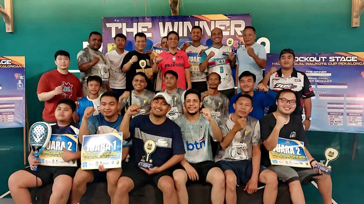 IST
SERAHKAN - Walikota Aaf saat serahkan langsung pila dan hadiah bagi pemenang Padel Wali Kota Cup di Padel 99 Court, Minggu (3/5/2026)
