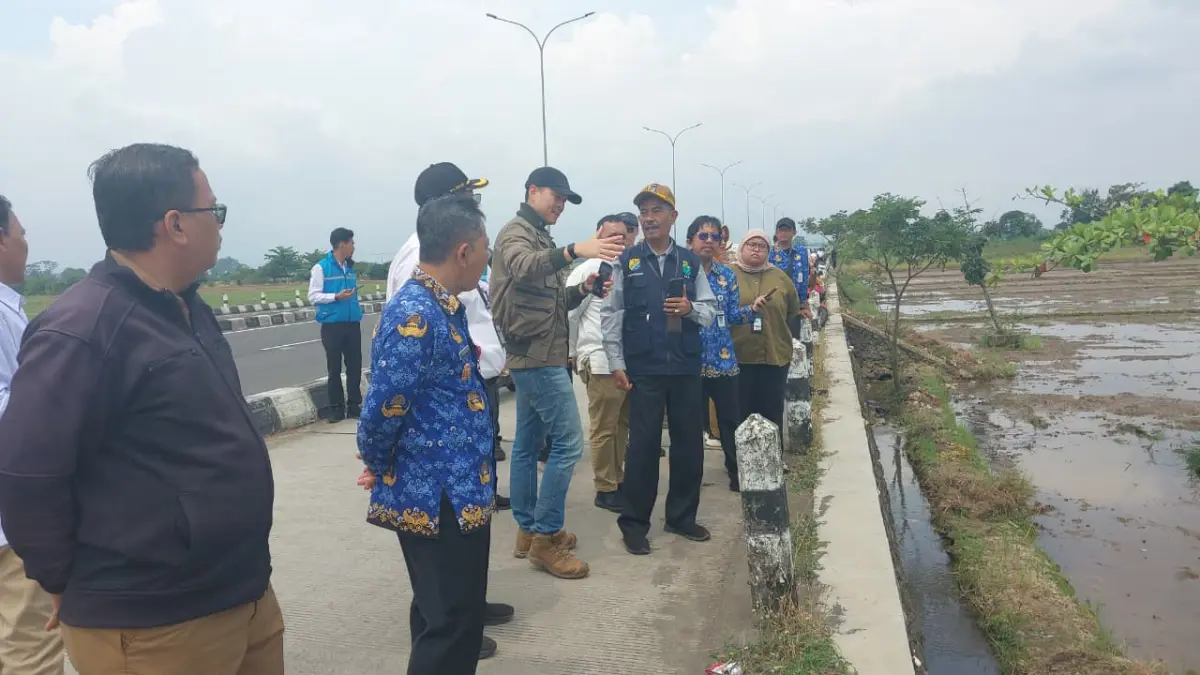 Lutfi Hanafi/Jawa Pos Metro Pekalongan
LOKASI PSEL - Tim dari Pemerintah Pusat&nbsp;dan Pemkot Pekalongan saat meninjau lokasi PSEL di Pekalongan Selatan baru-baru ini.