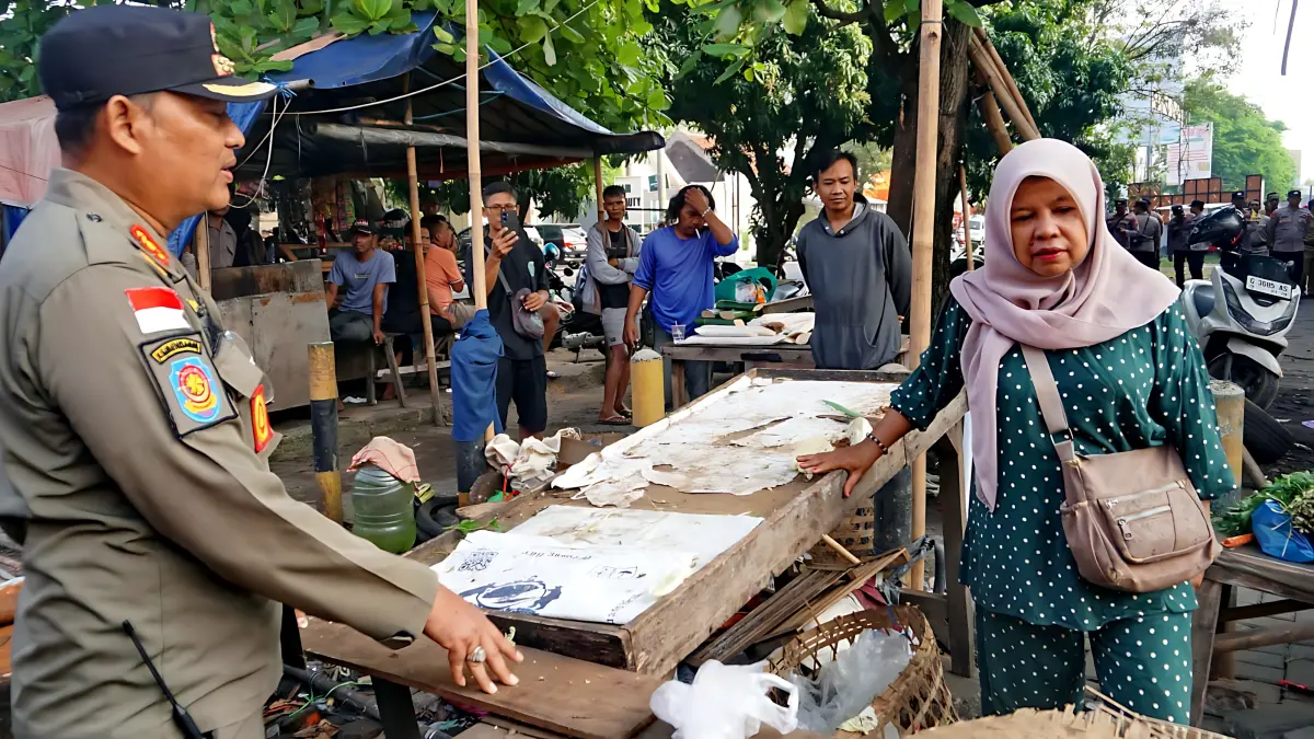 Lutfi Hanafi/Jawa Pos Metro Pekalongan
TERTIBKAN - Satpol PP Kota Pekalongan saat menertibkan pedagang kaki lima di Taman Sorogenen yang saat ini mulai dibersihkan, Selasa (5/5/2026).