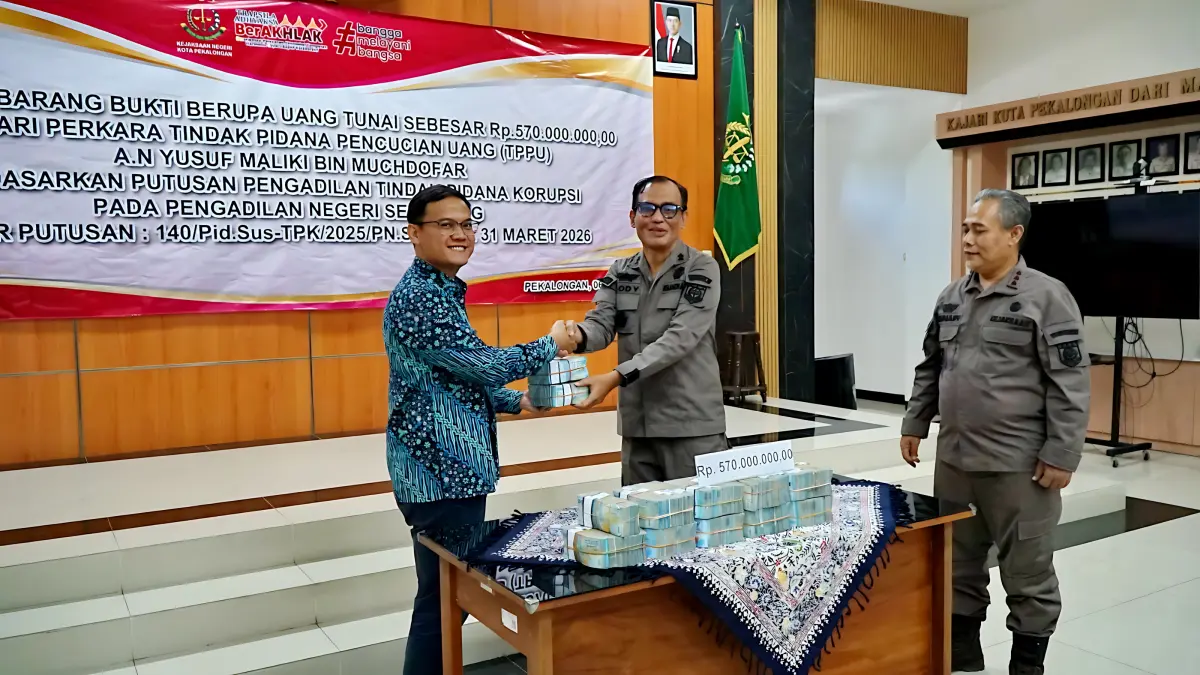 ist
SERAHKAN UANG - Tim Kejari Kota Pekalongan saat serahkan uang hasil TPPU&nbsp; pada Rabu (6/5/2026)&nbsp; di Aula Kejaksaan setempat.