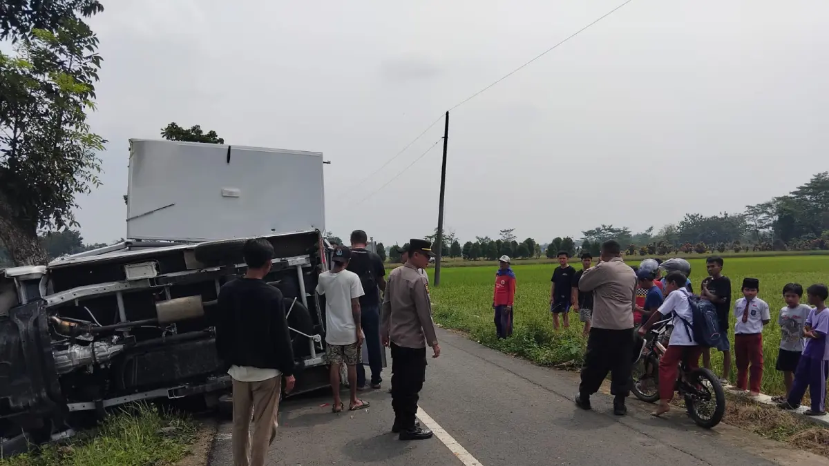 KECELAKAAN: Mobil operasional SPPG Desa Watupayung kecelakan di Jalan Raya Desa Kaibahan, Kecamatan Kesesi, Kabupaten Pekalongan, Selasa (5/5/2026). 
