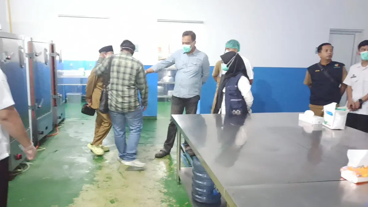 SIDAK: Anggota dewan saat sidak di MBG Pecalungan.