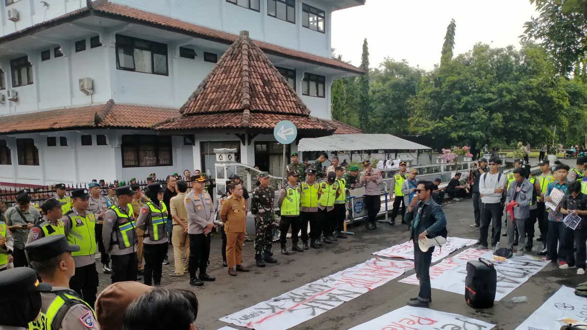 UNJUK RASA: Mahasiswa saat unjuk rasa di hadapan Plt Bupati Pekalongan Sukirman, Selasa (5/5/2026). 