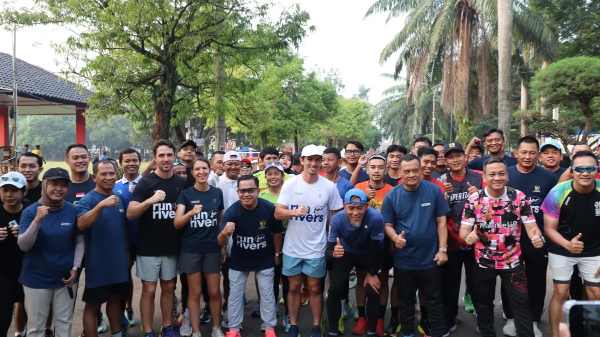 KOMPAK - Gubernur Jateng, bersama Walikota Pekalongan, Plt Bupati Pekalongan, Kapolres Pekalongan Kota, Dandim Pekalongan dan ratusan pelari kawal pendiri Sungai Watch lari keliling Kota Pekalongan, sambil tinjau sungai kotor, Kamis (7/5/2026).