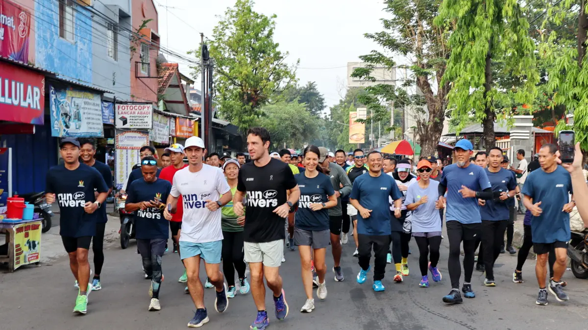 LARI - Ratusan pelari dan sejumlah pejabat dengan penuh semangat ikut Fun Run susuri Kota Pekalongan bareng pendiri Sungai Watch, pada Kamis pagi (7/5/2026).