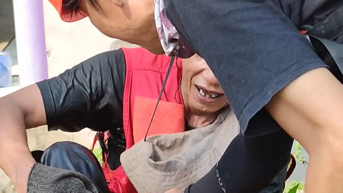 LUCU: Petugas saat berusaha melepaskan ikan sapu-sapu dari dalam sepatu boot.