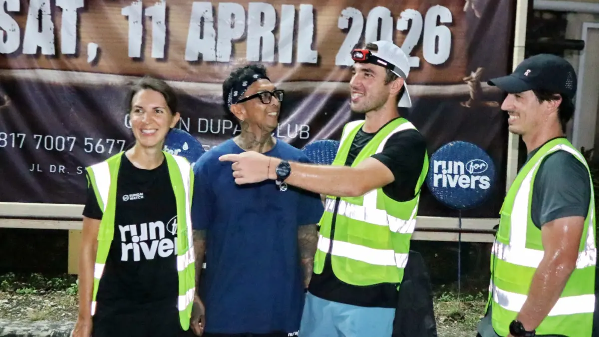 Lutfi Hanafi/Jawa Pos Metro Pekalongan
AKRAB - Dodix saat bertemu dengan Gary dan saudaranya dari Sungai Watch saat isitraha di perbatasn Batang Kota Pekalongan, seblum lanjut lari ke Lapangan Mataram, pada Rabu malam (6/5/2026).