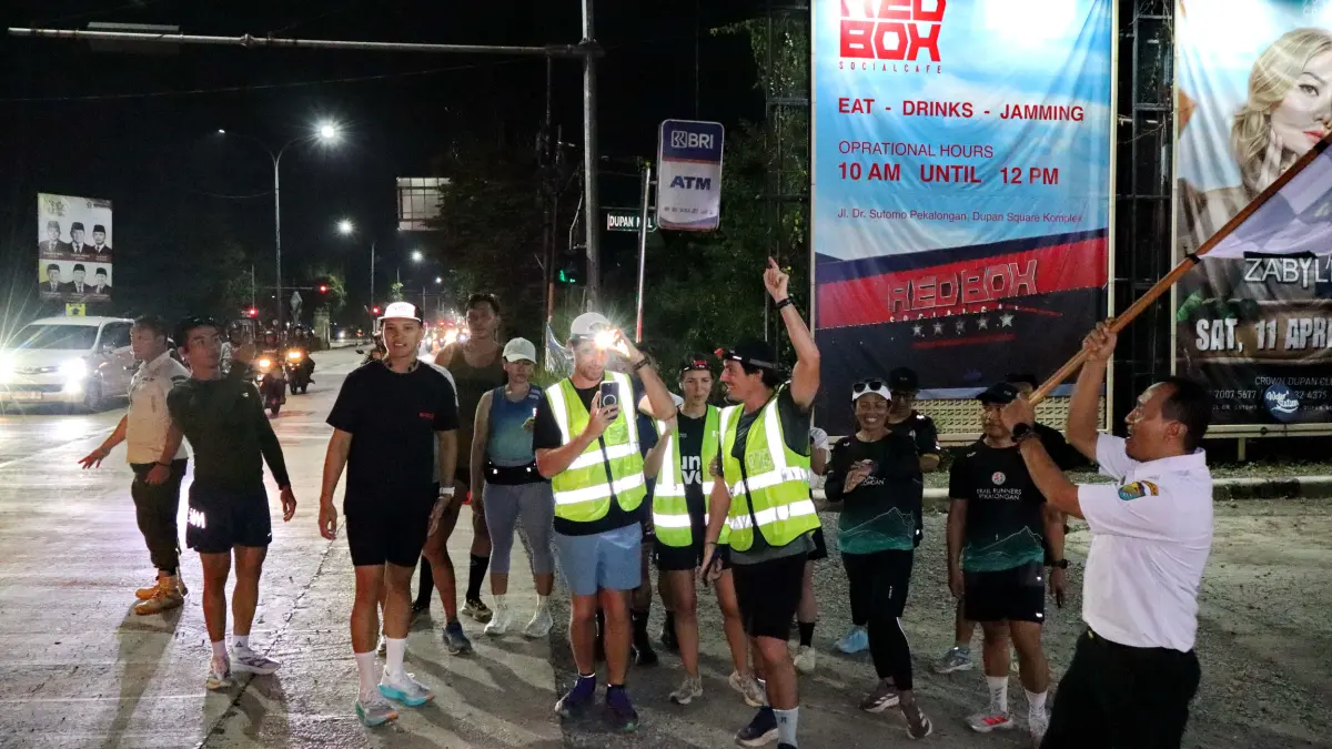 Lutfi Hanafi/Jawa Pos Metro Pekalongan
SAMBUT - Tim Pelari dari Sungai Watch saat start lari di perbatasan Batang-Kota Pekalongan menuju tiitk finish di Lapangan Mataram, pada Rabu malam (6/5/2026).