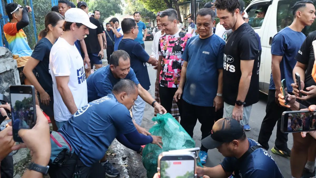 Lutfi Hanafi/Jawa Pos Metro Pekalongan
TIMBANG SAMPAH - Gubernur Jateng menyaksikan penimbangan sampah hasil clean up, yang nanti akan dikurasi jadi donasi uang untuk bersih-bersih sungai, disela-sela Fun Run, di Kota Pekalongan, Kamis (7/5/2026).