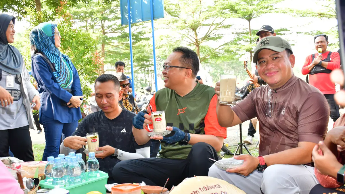 Dongkrak UMKM: Plt. Bupati Pekalongan Sukirman bersama forkopimda saat kulineran di UMKM Center dalam acara Ngopi Bareng Bakul Jajan, Jumat (8/5/2026).