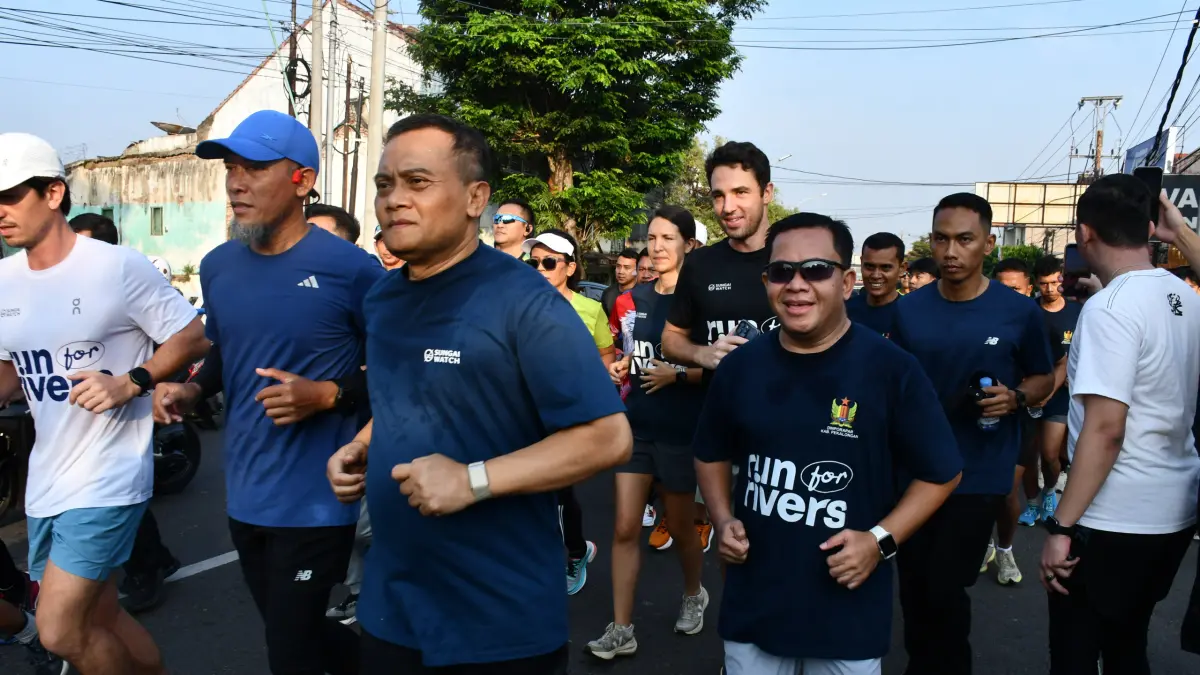 KOLABORASI: Plt. Bupati Pekalongan Sukirman saat mengikuti fun run bersama Gubernur Jateng Ahmad Luthfi dalam kampanye Run For Rivers Sungai Watch, Kamis (7/5/2026). 