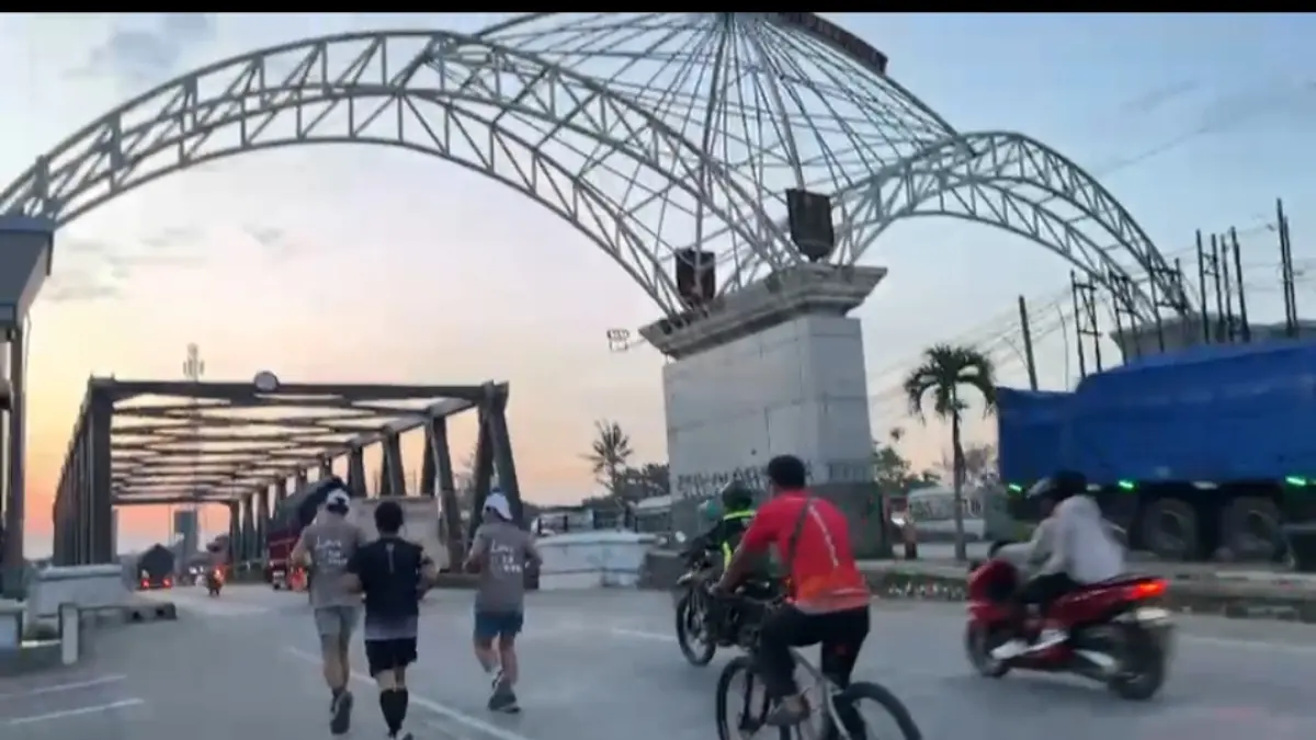 LANJUTKAN MISI: Gary, Sam, dan Kelly saat melintasi perbatasan Kabupaten Pekalongan dan masuk ke wilayah Pemalang untuk melanjutkan kampanye Run For Rivers menuju Jakarta. 