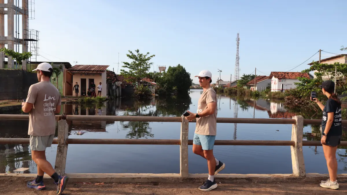 Lutfi Hanafi/Jawa Pos
MEMANDANG - Pendiri Sungai Watch, Gary, Sam dan Kelly saat memandangi pekatnya aliran sungai Meduri di Tirto Pekalongan, Kamis sore (7/5/2026).