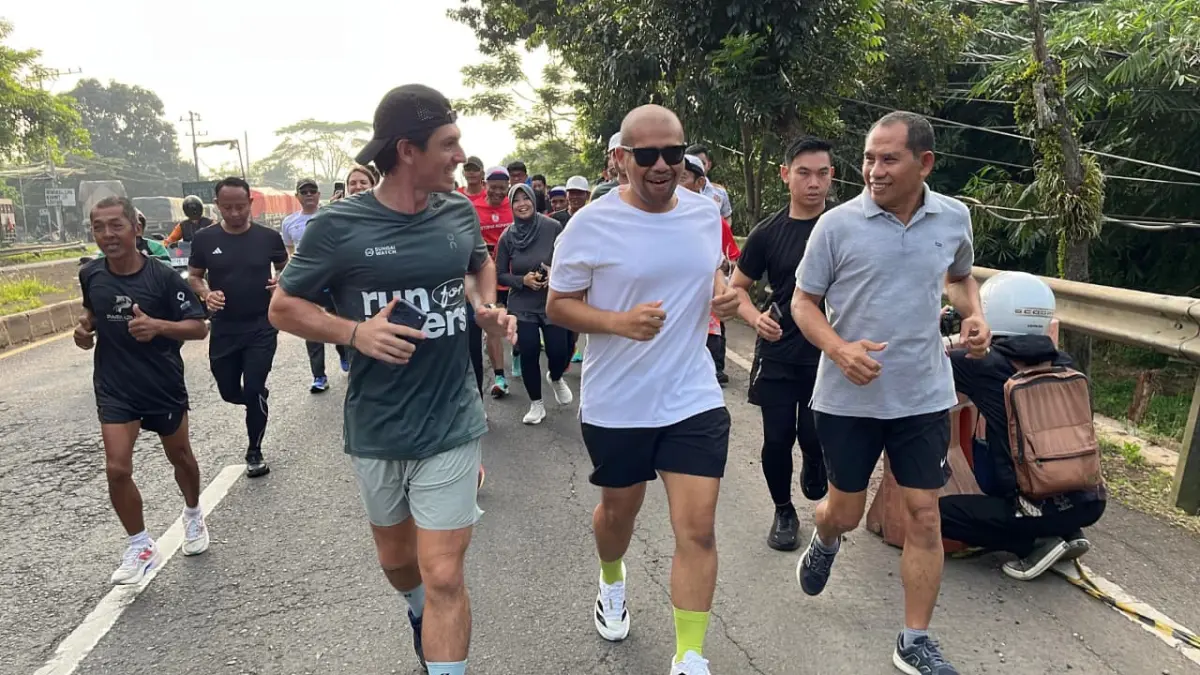 RUN FOR RIVERS: Bupati Batang Faiz Kurniawan dan Direktur Jawa Pos Radar Semarang Baehaqi terlibat dalam fun run bersama Sungai Watch di Batang, Rabu (6/5/2026). 