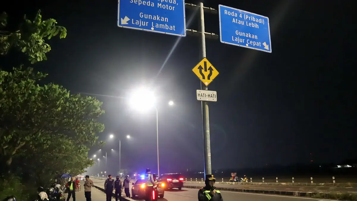 IST
PATROLI - Anggota Polres Pekalongan Kota saat patrol di Kawasan Exit Tol Setono, untuk menertibkan warga dan pedagang di pinggiran jalan, pada Sabtu malam (9/5/2026).