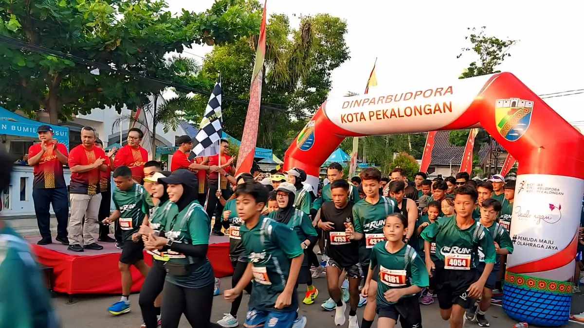 IST
START - Ribuan&nbsp;pelari saat mulai start BERUNI 2026 di kawasan GOR Jetayu, Minggu (10/5/2026).
