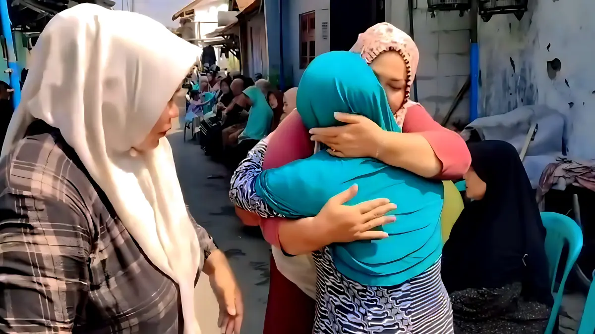 IST
SUASANA DUKA - Nampak warga Poncol saat berikan ucapan duka kepada keluarga korban, atas tragedi anak kandung bunuh ibu di Poncol Pekalongan Timur, Senin (11/5/2026).