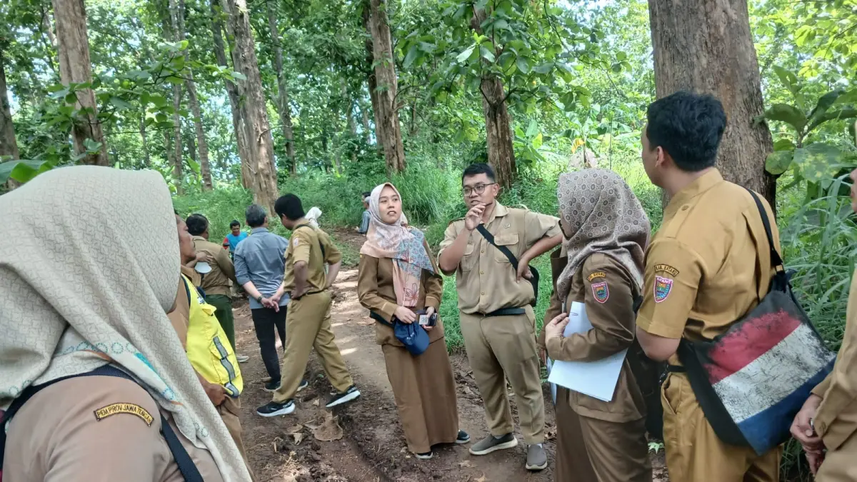 KESIAPAN LAHAN: Petugas dari DLH Kabupaten Batang saat meninjau lahan yang akan dibangun TPST Sentul di Kecamatan Gringsing.