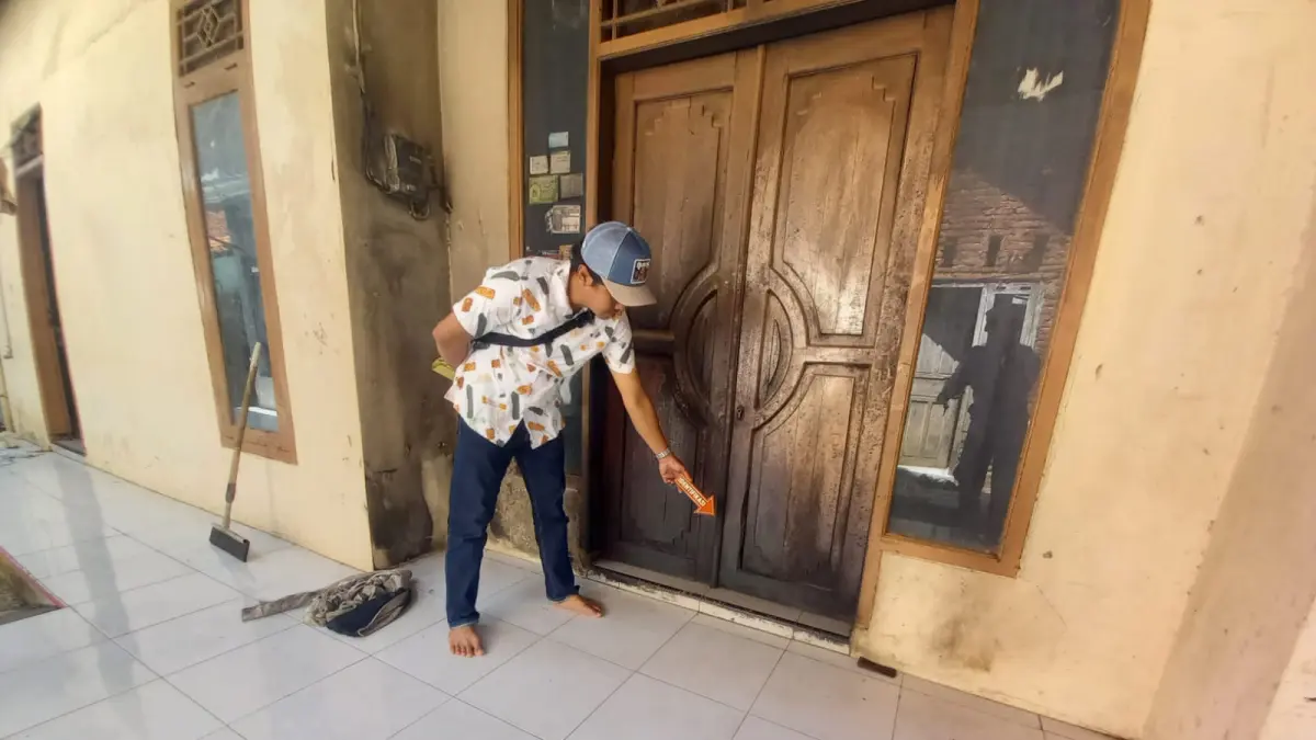 TEROR: Kondisi rumah korban usai dua kali dibakar oleh orang, diduga mantan kekasihnya. 

