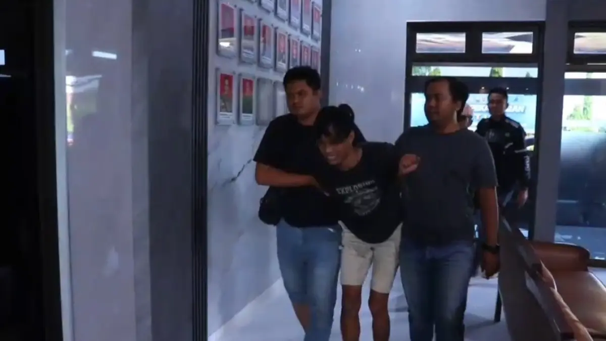 DITANGKAP: Pelaku saat digelandang di Mapolres Pekalongan usai ditangkap di Surakarta (Solo), Selasa (12/5/2026). 