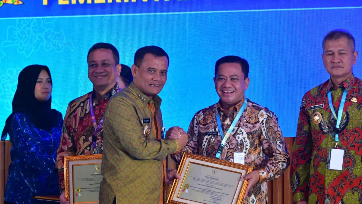 INVESTASI: Plt. Bupati Pekalongan Sukirman saat menerima penghargaan dari Gubernur Jateng dalam ajang PMDN dalam ajang CIJBF dan UMKM Gayeng, Senin (11/5/2026) malam. 