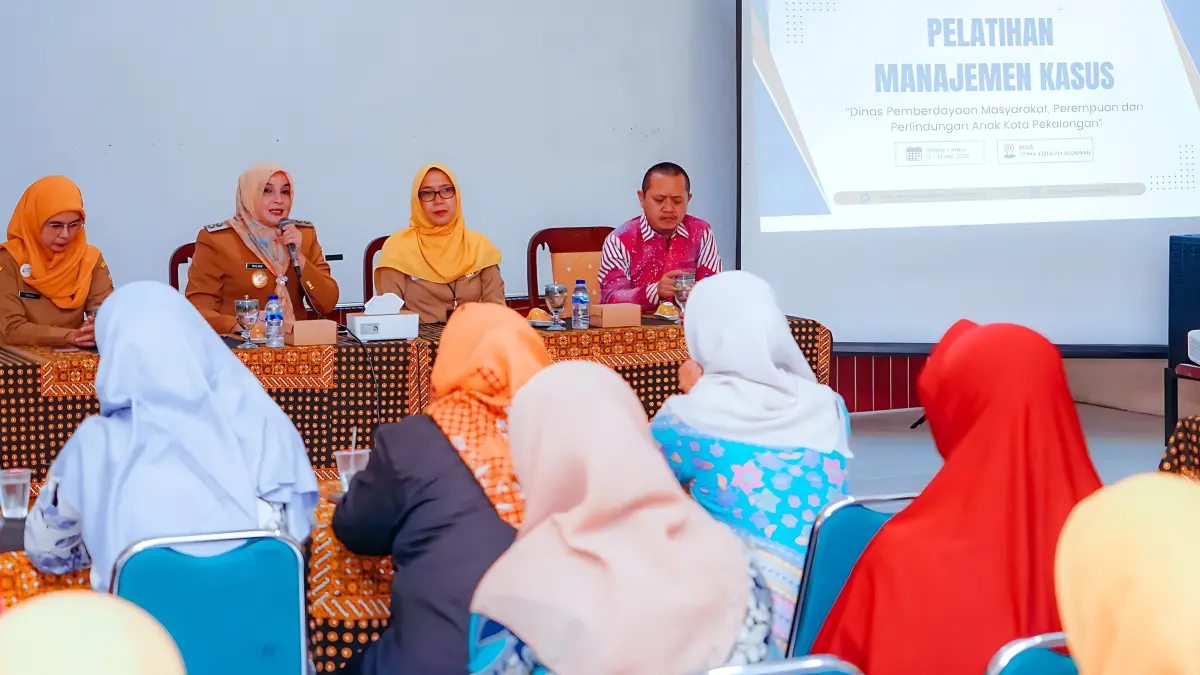 IST
MOTIVASI - Wakil Wali Kota Pekalongan, Balgis Diab, saat berikan motivasi kepada peserta Pelatihan Manajemen Kasus Perempuan dan Anak di Aula PKK Kota Pekalongan, Selasa (12/5/2026).