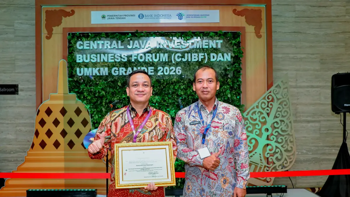 ist
TERIMA PENGHARGAAN - Walikota Aaf didampingi Kepala DPMPTSP Kota Pekalongan, Ade Suangkat saat menerima penghargaan &nbsp;dalam agenda Central Java Investment Business Forum 2026 di Ballroom Hotel PO, Semarang, Senin (11/5/2026).