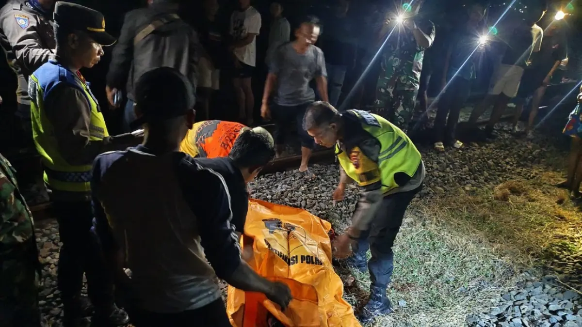 LAKA: Petugas saat mengevakuasi korban laka kereta.