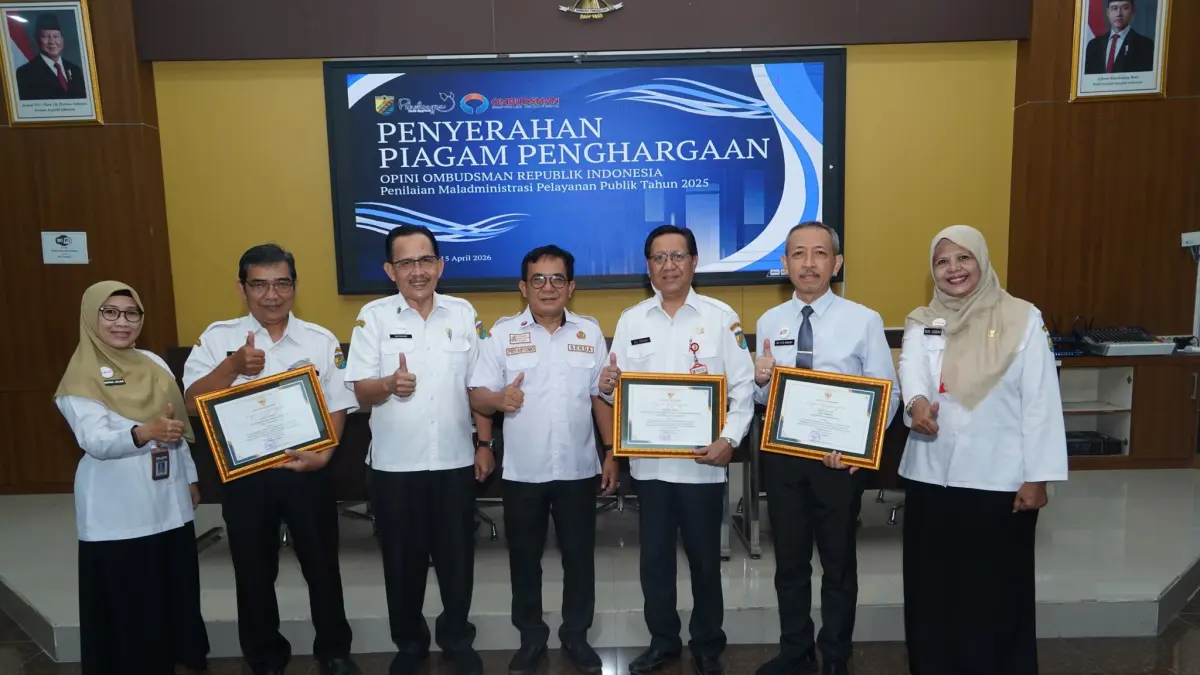 Lutfi Hanafi/Jawa Pos Metro Pekalongan
TERIMA PENGHARGAAN&nbsp;- Sekda Kota Pekalongan, bersama pejabat terkait saat menerima penghargaan dari&nbsp; Ombudsman RI Perwakilan Jateng, pada Rabu (13/5/2026), di Ruang Buketan.