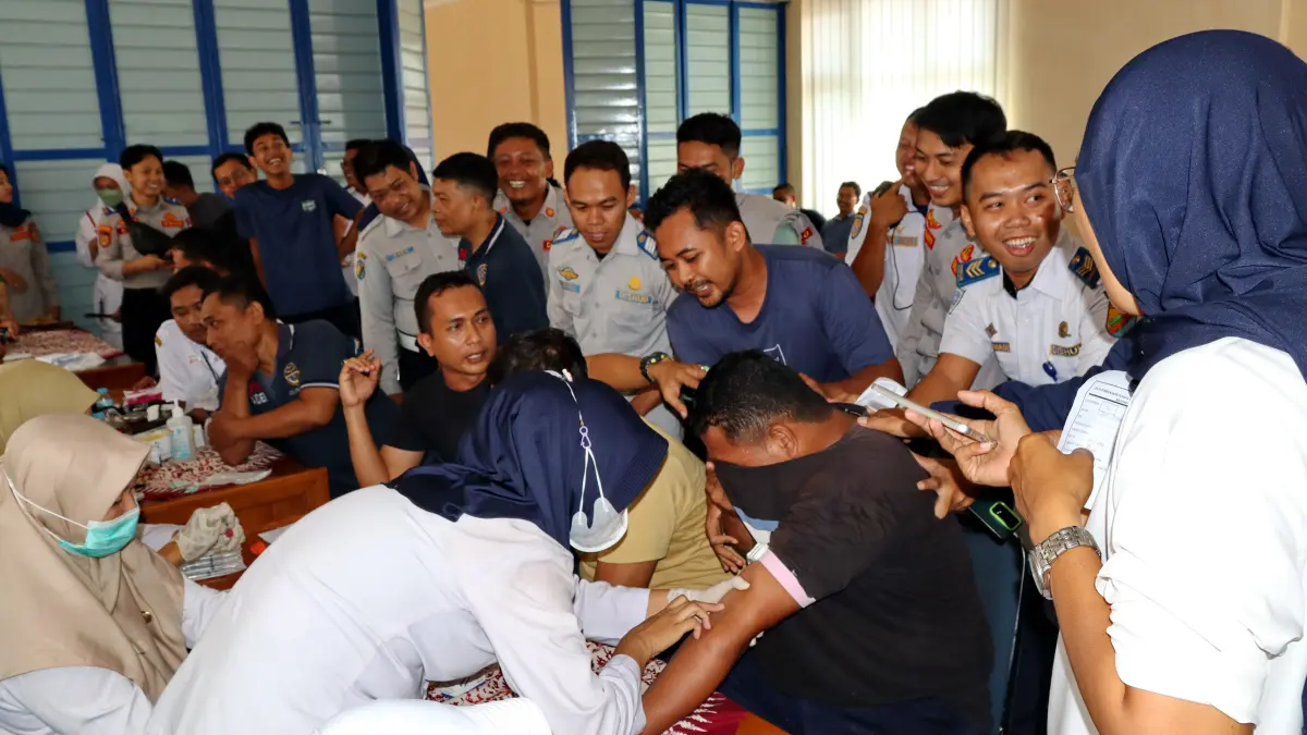 Lutfi Hanafi/Jawa Pos Metro Pekalongan
TUTUP MUKA - Ronal saat menutupi mukanya, saat akan diambil&nbsp;sampel darah dari tangannya, dalam CKG&nbsp;di aula lantai 2 Kantor Dishub&nbsp;Kota Pekalongan&nbsp;Rabu (13/5/2026).&nbsp;