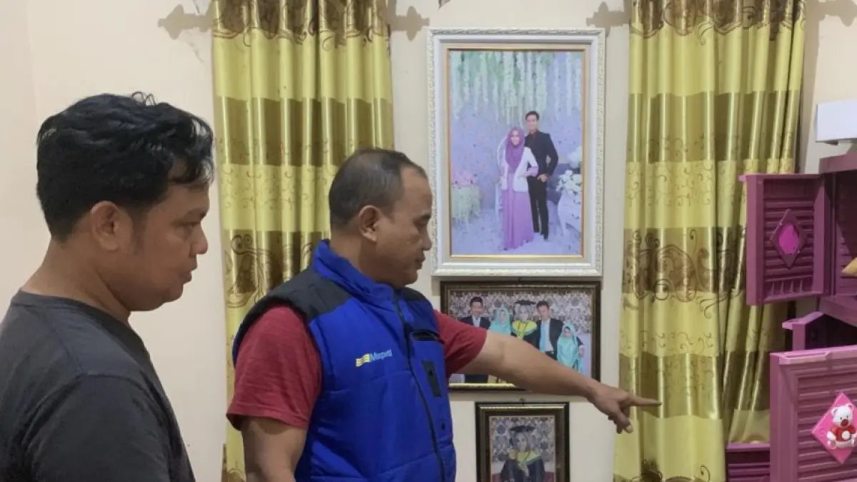 PENCURIAN: Petugas saat memeriksa TKP rumah korban pencurian di Batang.