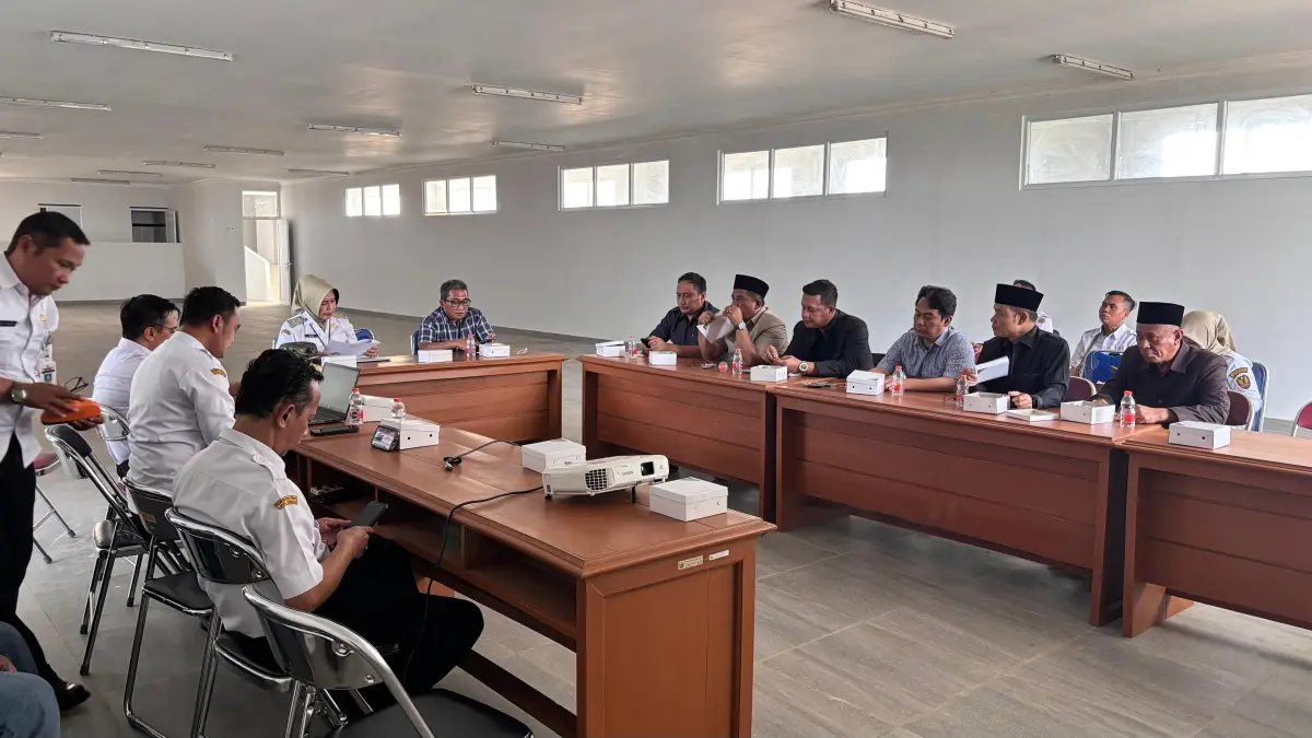 KEJAR TARGET: Komisi C DPRD Kabupaten Pekalongan saat kunjungan kerja ke RSUD Kraton untuk memantau progres pembangunan, Rabu (13/5/2026). 
