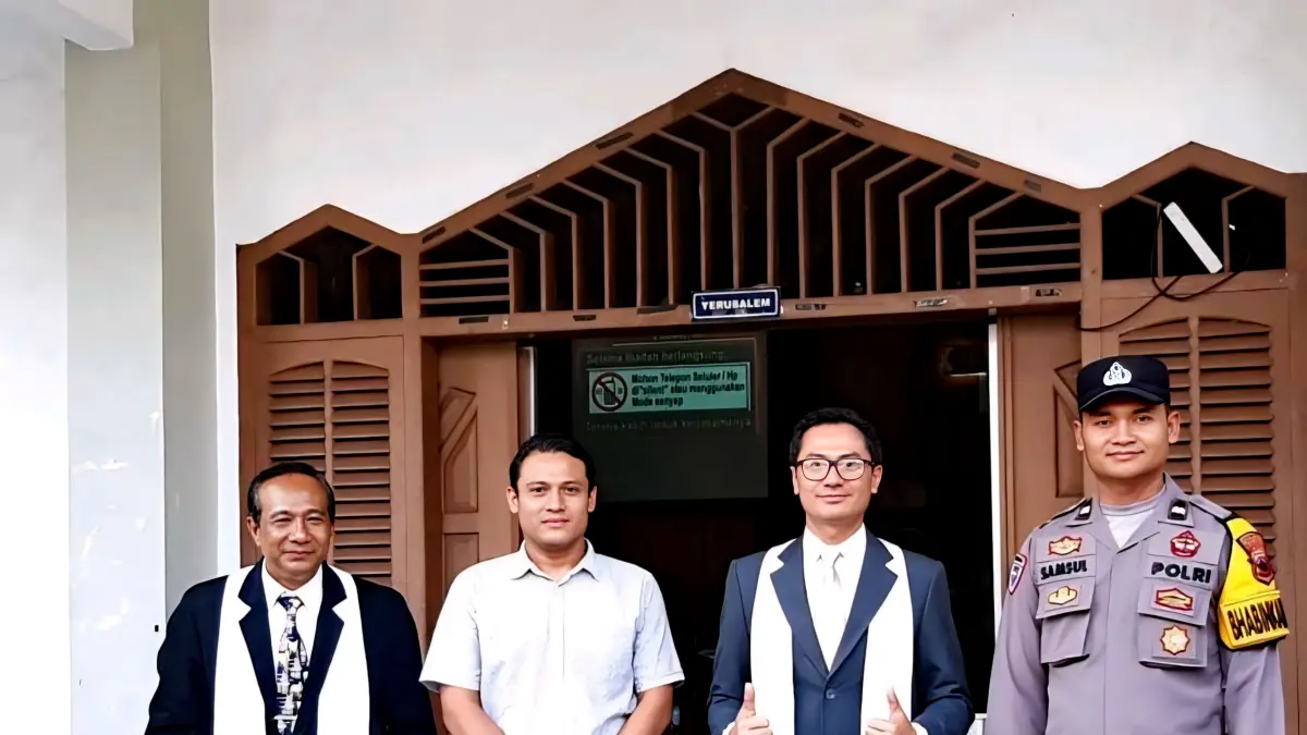 Lutfi Hanafi/Jawa Pos Metro Pekalongan
JAGA GEREJA - Nampak anggota Polres Pekalongan Kota saat jaga di salah satu Gereja di Kota Pekalongan, yang Ibadah peringatan Kenaikan Isa Almasih, Kamis (14/5/2026).