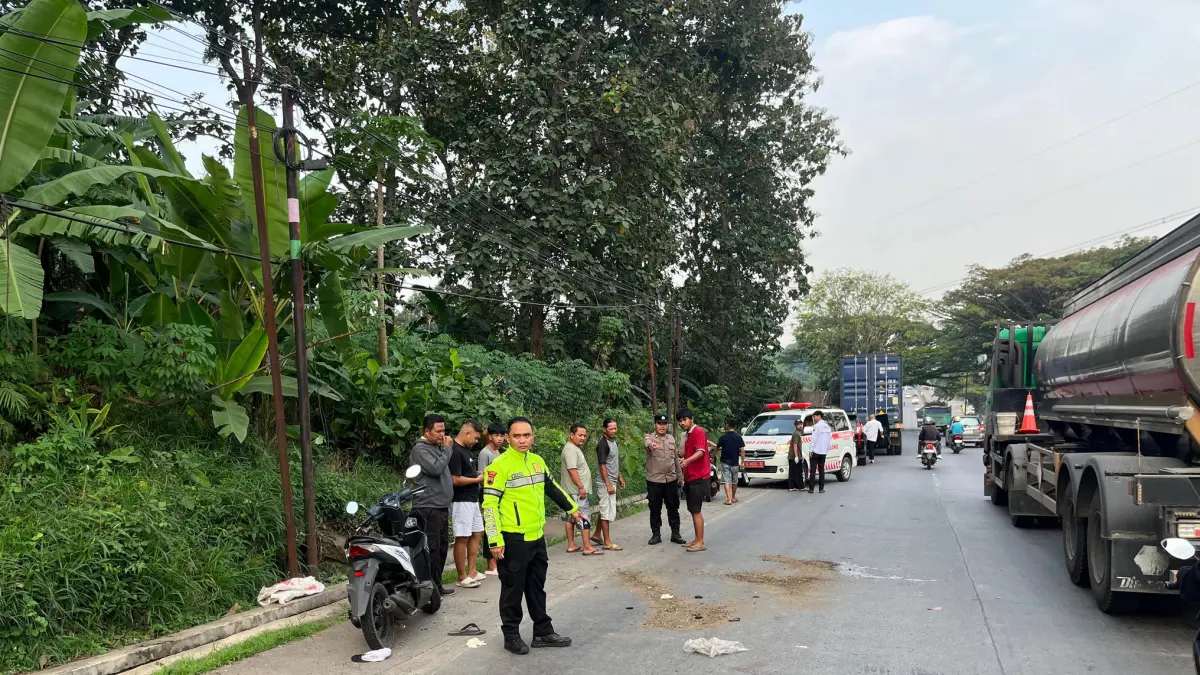 Lutfi Hanafi/Jawa Pos Metro Pekalongan
OLAH TKP - Anggota Satlantas Polres Batang saat olah TKP kecelakaan di Banyuputihm, yang menewaskan dua orang, pada Rabu (13/5/2026).
