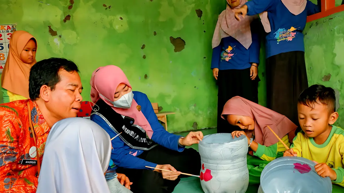 ist
CERIA - Bunda PAUD Kota Pekalongan, Inggit Soraya, dan Kepala Dindik Kota Pekalongan Mabruri saat program Dolan PAUD di di KB Sukses Degayu Pekalongan Utara.