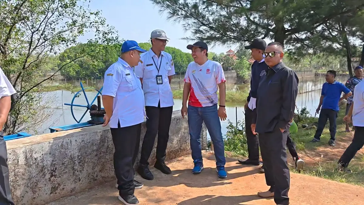 TANGGUL KRITIS: Wakil Ketua DPRD Kabupaten Pekalongan Sumar Rosul bersama Bidang PSDA saat meninjau tanggul kritis dan pintu air di Mulyorejo, Rabu (13/5/2026). 