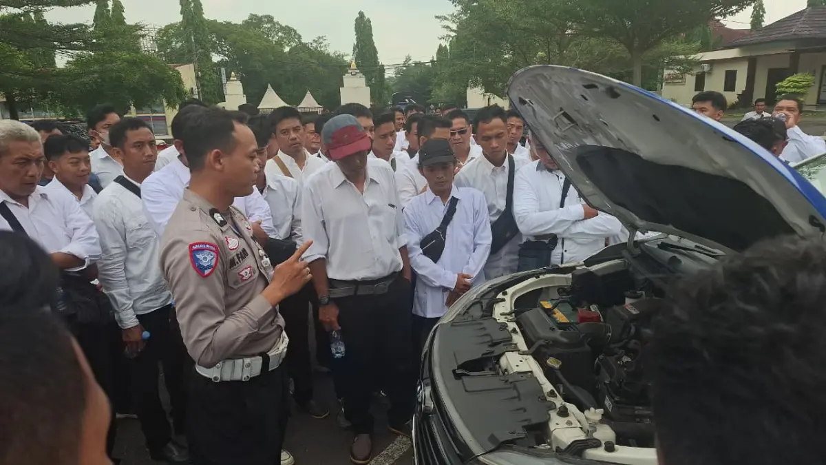 DIGEMBLENG: Satlantas Polres Pekalongan saat menggembleng pelatihan safety driving para sopir SPPG.