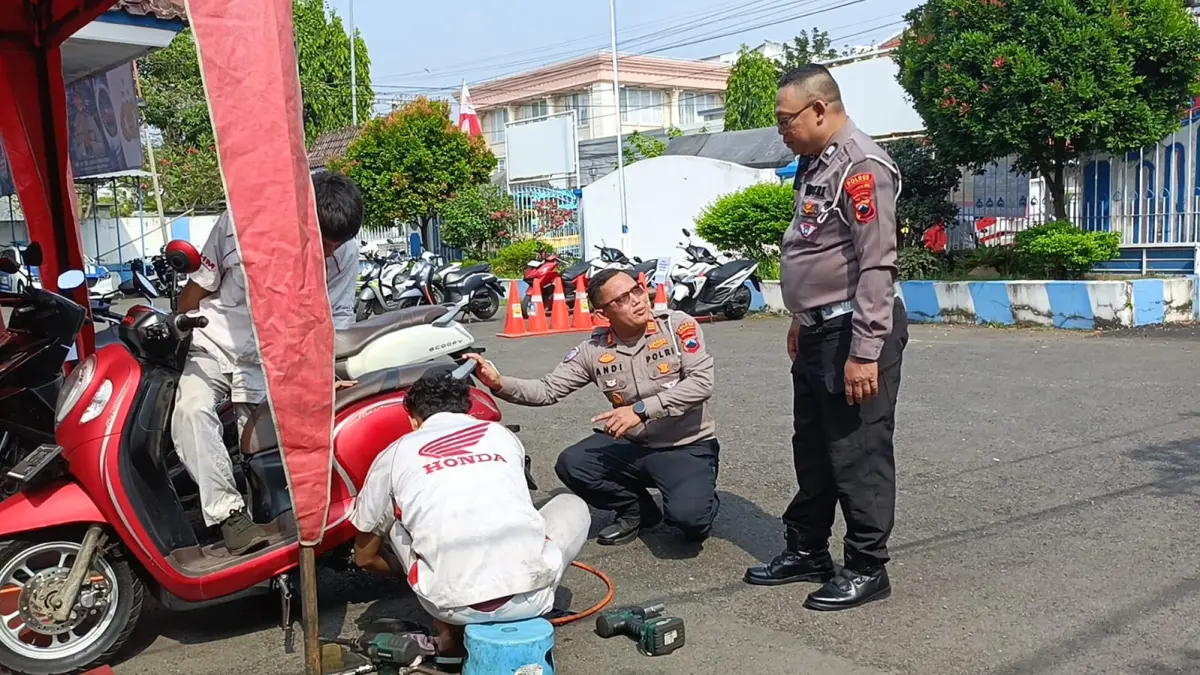 IST
PANTAU -&nbsp; &nbsp;Kasat Lantas Polres Pekalongan Kota, AKP Andi Susanto, saat pantau langsung servis gratis di halaman Mako setempat, Sabtu (16/5/2026).