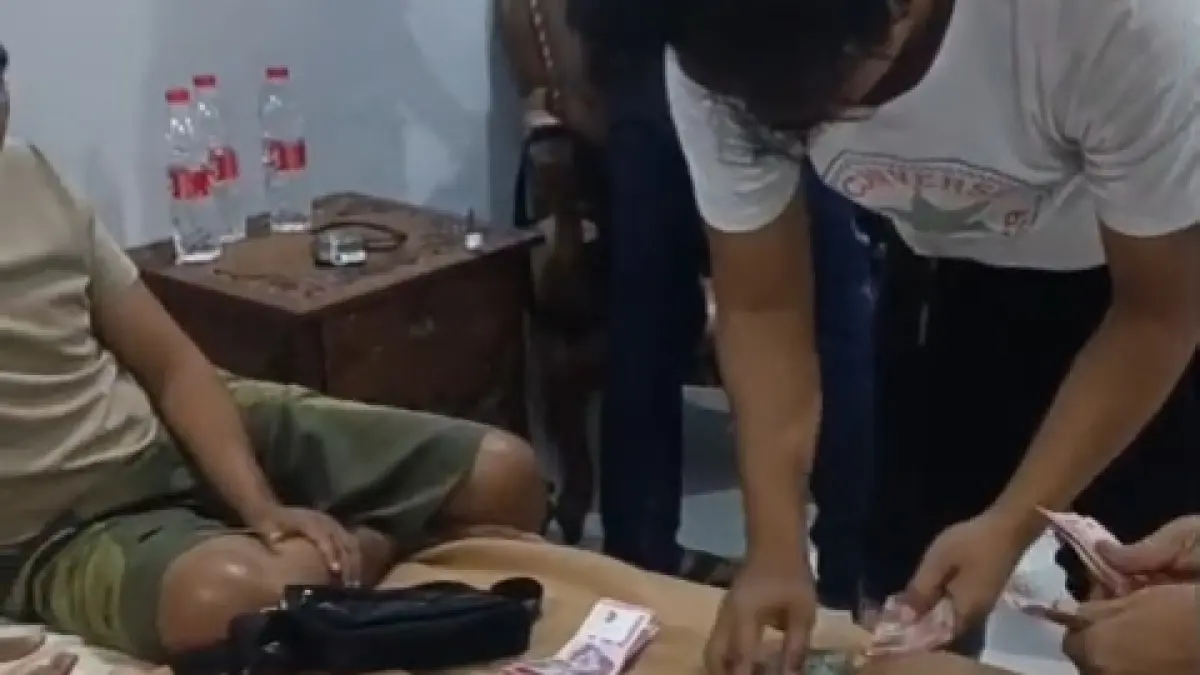 PENIPUAN : Aparat kepolisian saat menyita barang bukti penipuan di dalam kamar hotel.&nbsp;