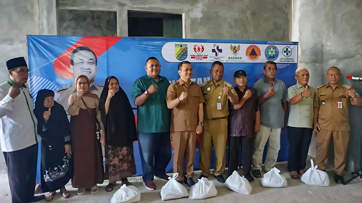 IST
BANTUAN - Walikota Aaf sat serahkan bantuan langsung kepada perwakilan lansia di Pekalongan Utara, pada peringatan Hari Lansia di Aula Kelurahan Panjang Baru, Senin (18/5/2026).