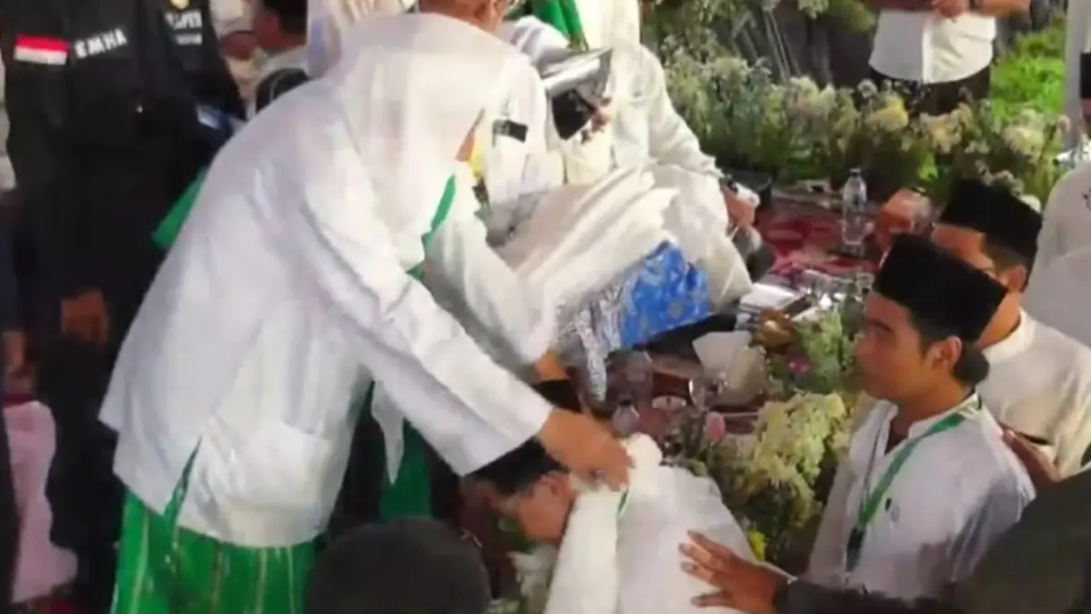 KALUNGKAN SORBAN : Maulana Habib Muhammad Luthfi bin Ali bin Yahya melantik ratusan ulama dari Jateng dan DIY sebagai pengurus Jatma Aswaja se-Jateng. (DOK. HUMAS JATMA ASWAJA BATANG)