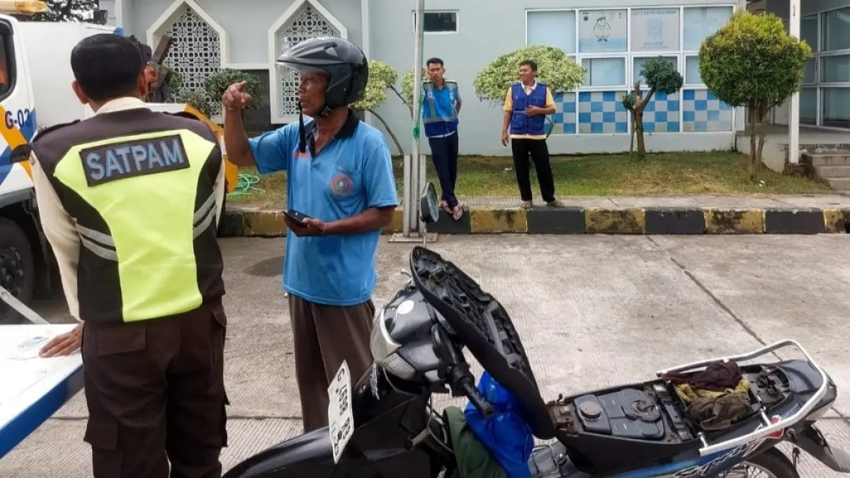 LALULINAS: Pengendara motor saat diamankan oleh petugas di jalan tol.