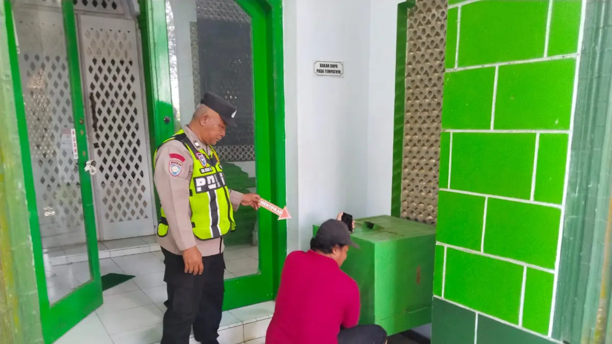 PENCURIAN: Polisi saat mendatangi TKP pembobolan kotak amal di kompleks makam wali di Desa Kayugeritan, Kecamatan Karanganyar, Kabupaten Pekalongan, Minggu (17/5/2026). 