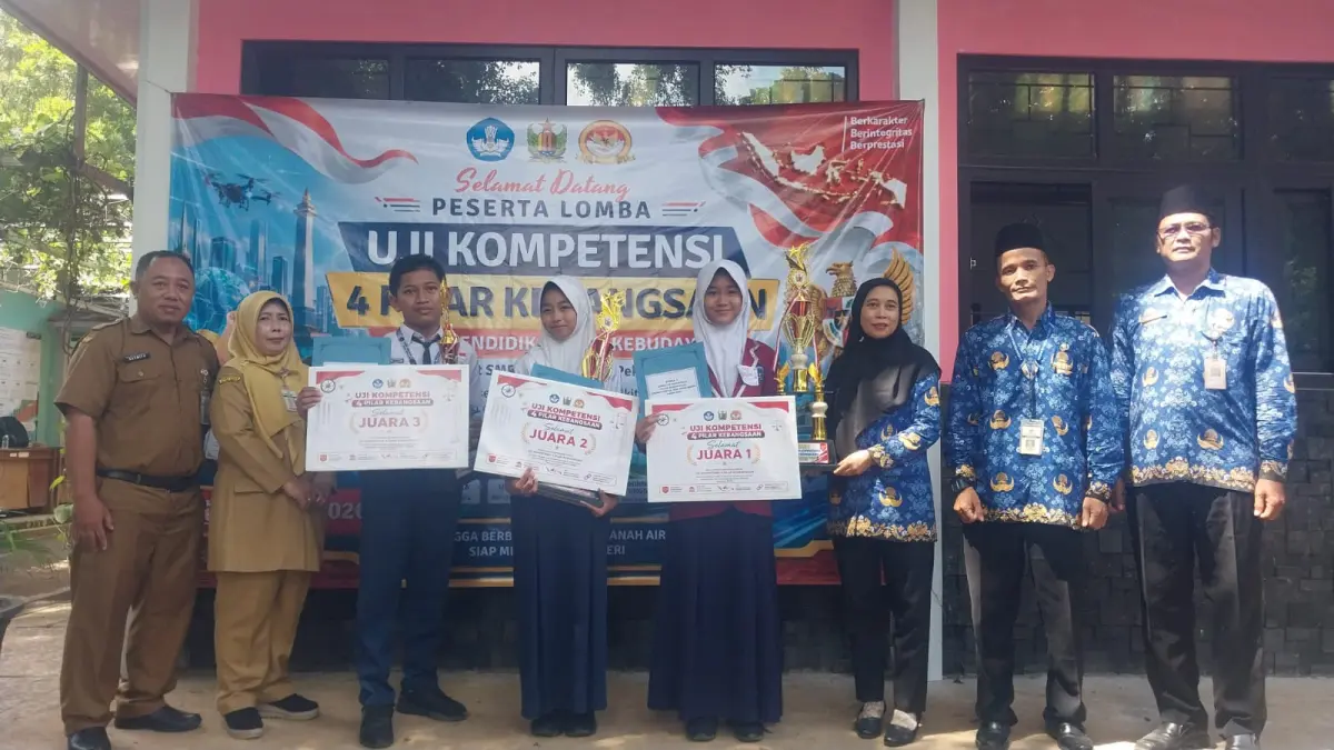PENDIDIKAN: Siswa juara Lomba Uji Kompetensi Pilar Kebangsaan berfoto dengan penyelenggara, pembina, dan Ketua MGMP Pendidikan Pancasila. 