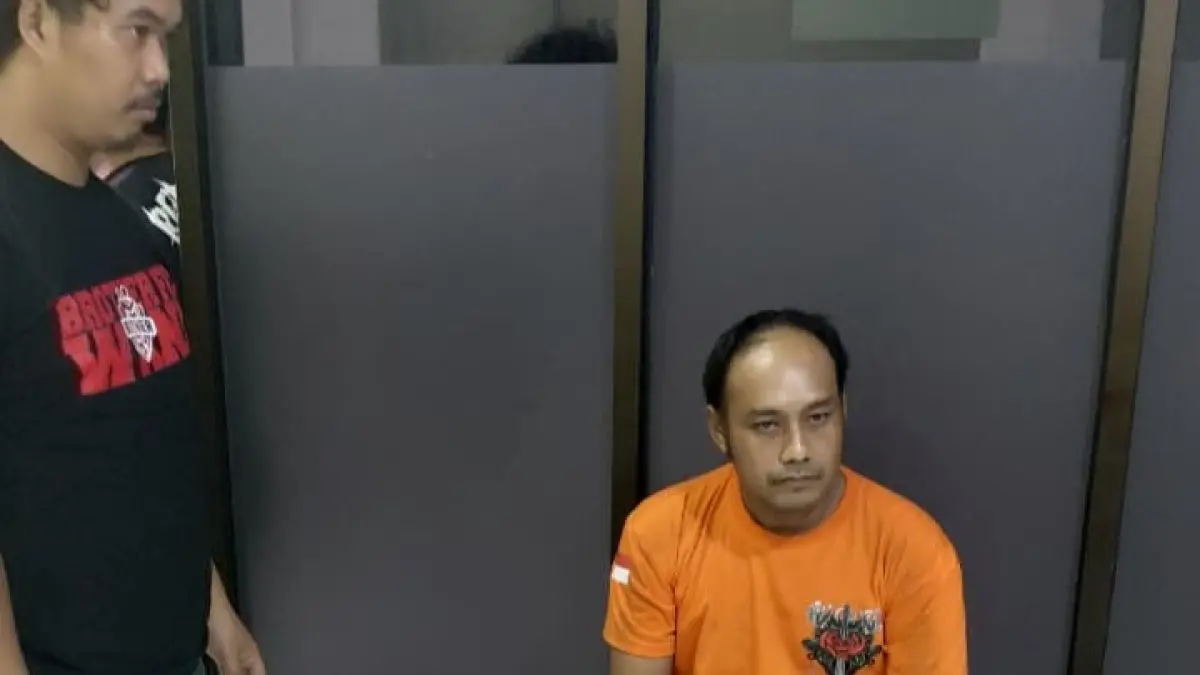 PENGANIAYAAN : Pelaku saat diringkus aparat kepolisian.
